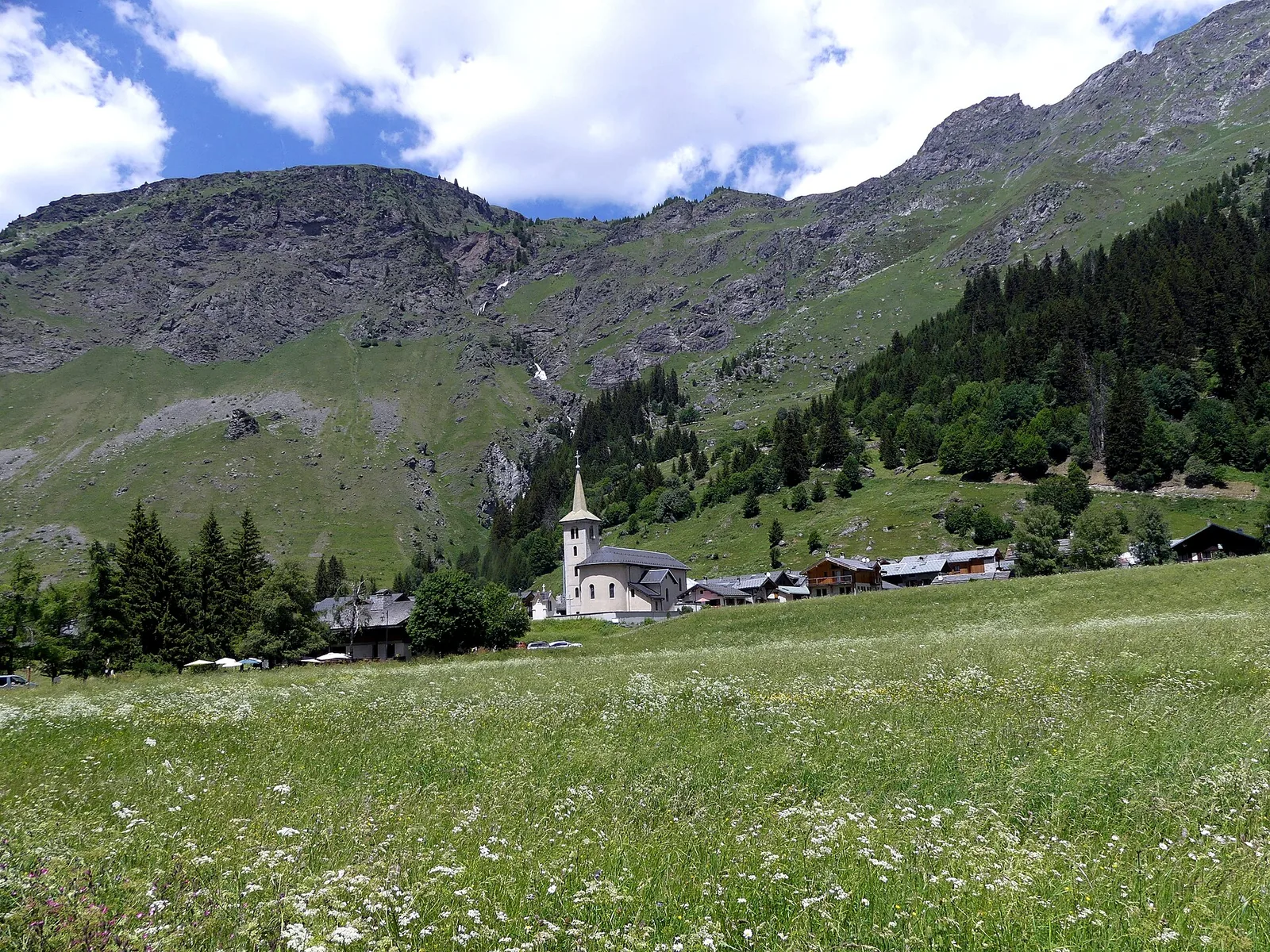 Hameau du Bois à Champagny-le-Haut avec chalets traditionnels en été