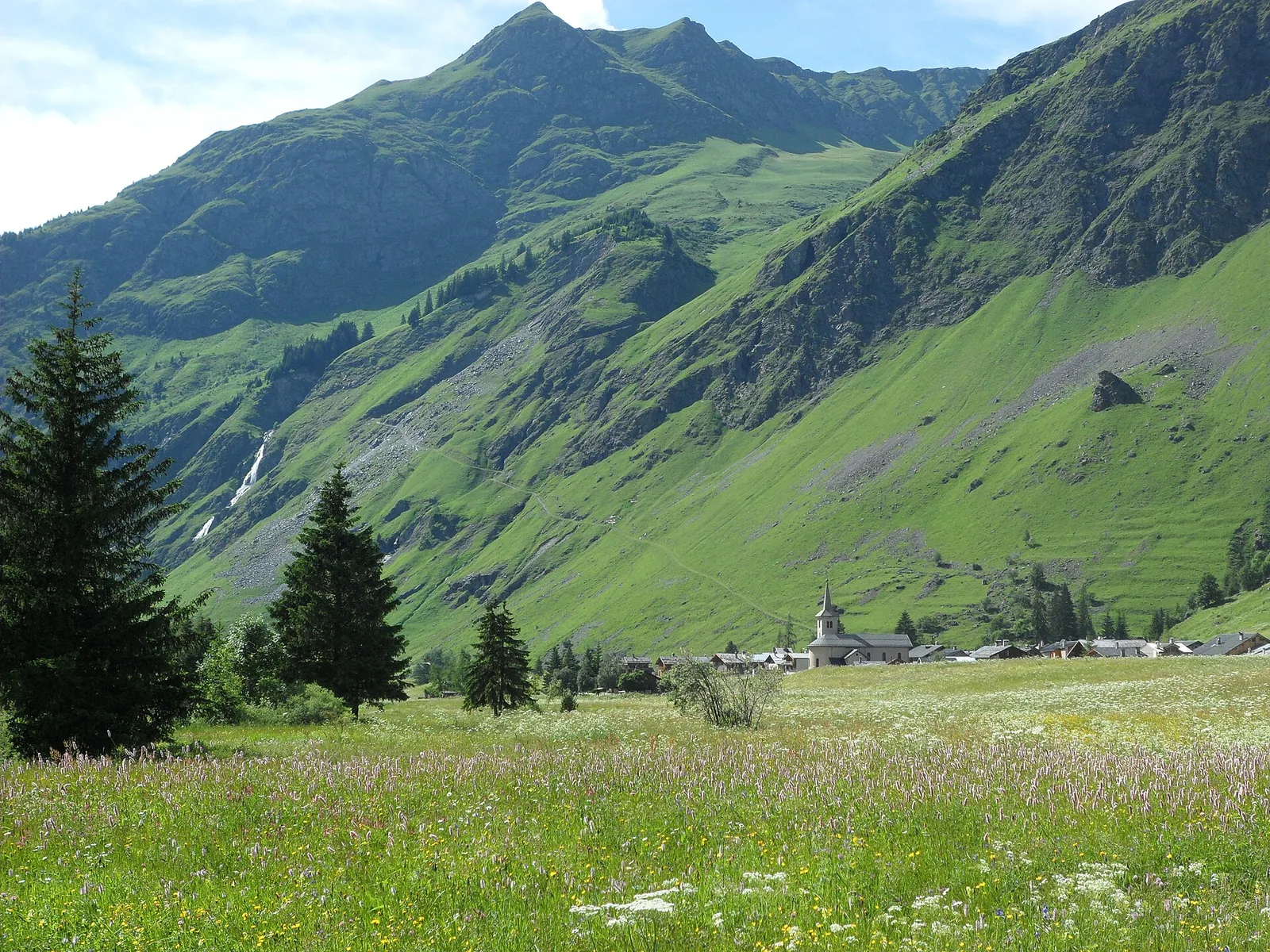 Vue large du vallon de Champagny-le-Haut avec alpages et sommets