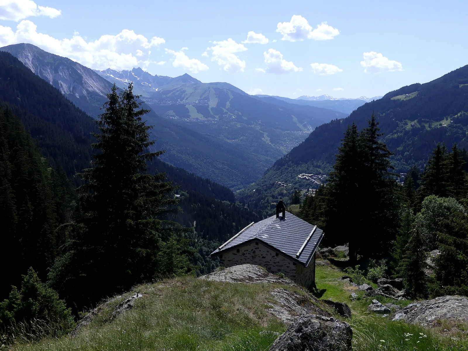 Plan-des-Mains chapel and alpine setting near Champagny-en-Vanoise